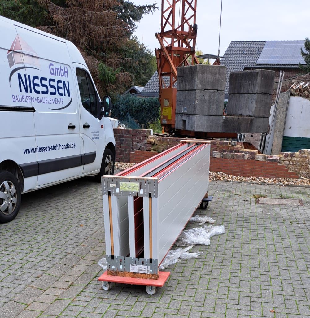 neues Hallentor vor dem Einbau