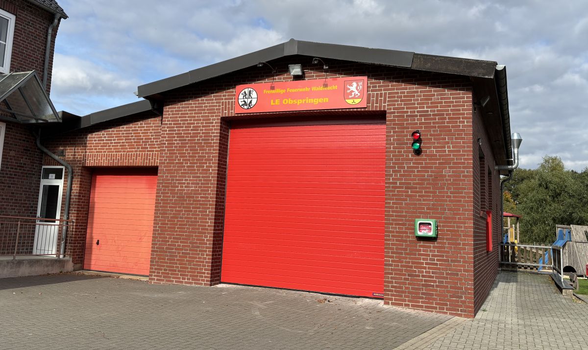 Gerätehaus mit neuem Hallentor und Ampel