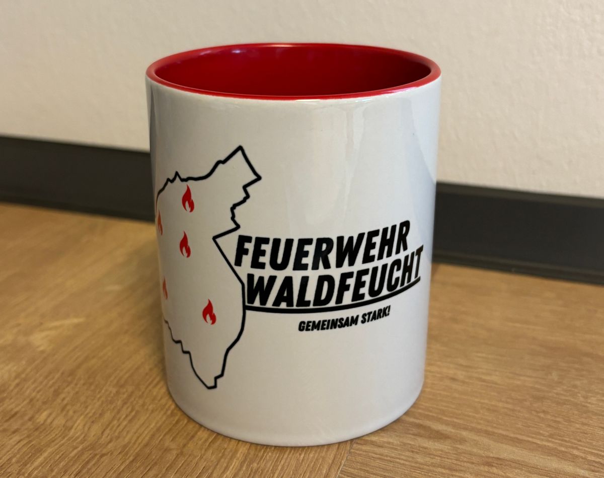Foto der Feuerwehr-Tasse mit dem Logo der Feuerwehren von der Gemeinde Waldfeucht