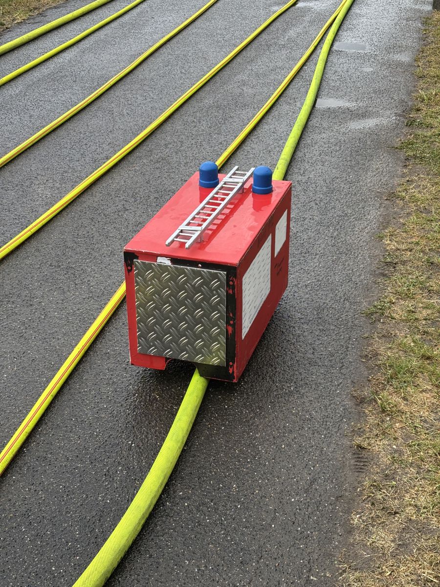 Modell eines Feuerwehr-Fahrzeugs auf einem Schlauch