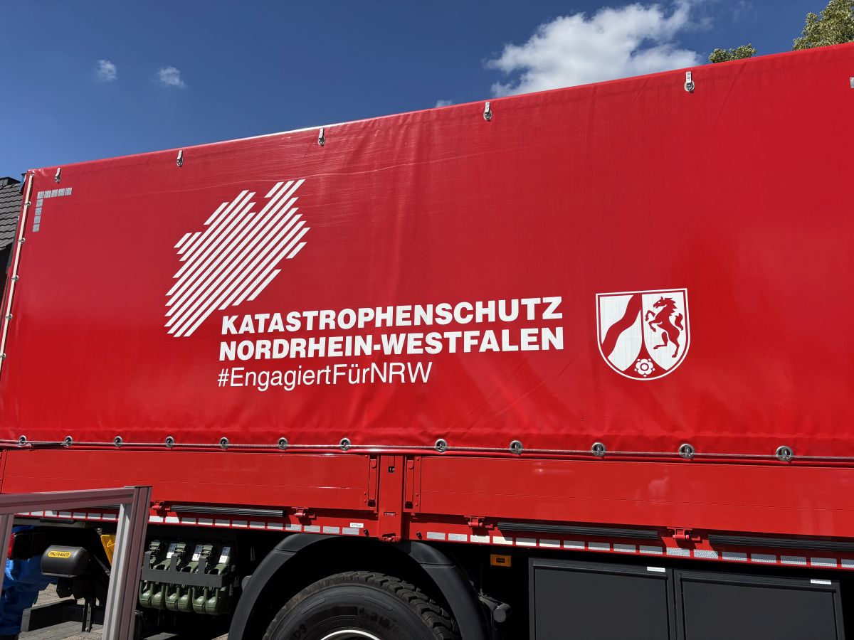 Foto von der Fahrzeugseite mit dem Aufdruck “Katastrophenschutz Nordrhein-Westfalen”