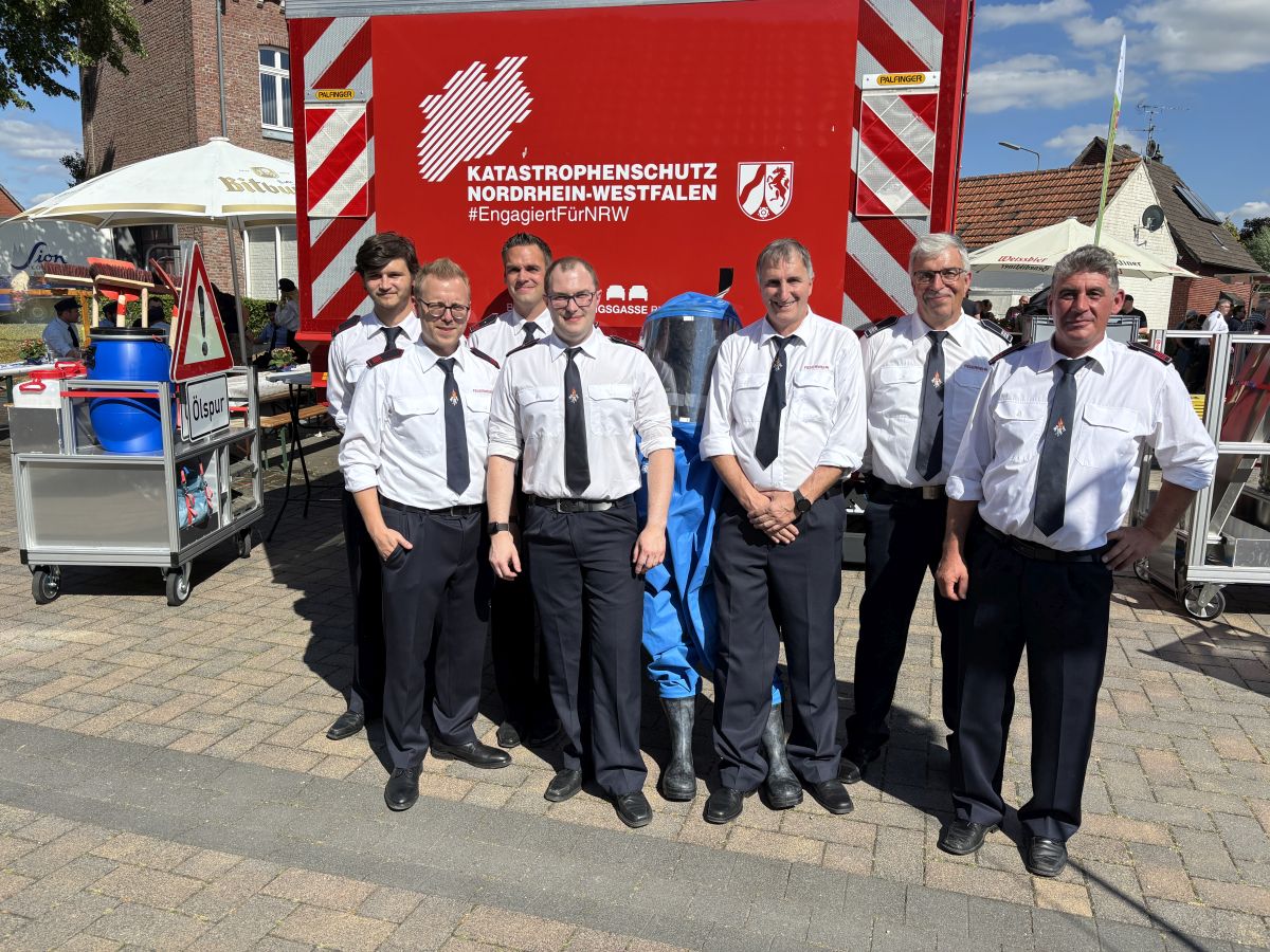 Gruppenfoto hinter dem Fahrzeug