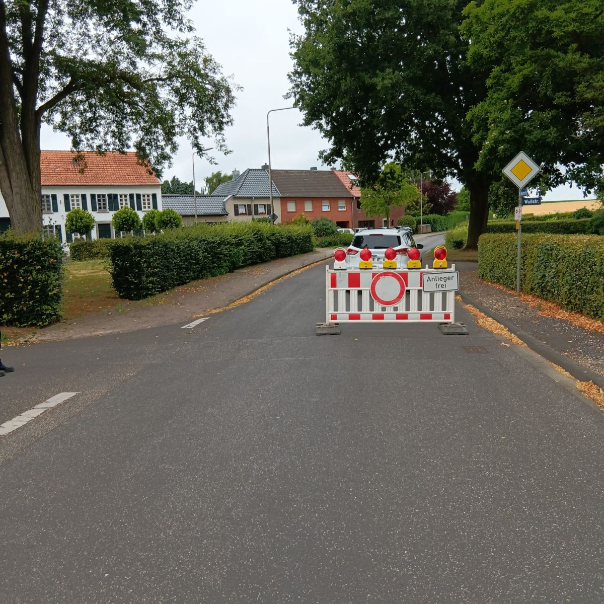 aufgestellte Verkehrssperre in Löcken