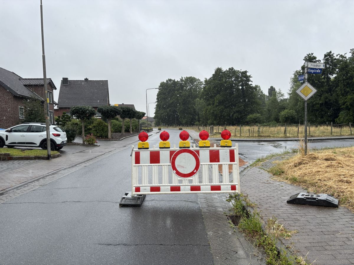 aufgestellte Verkehrssperre an einer Kreuzung