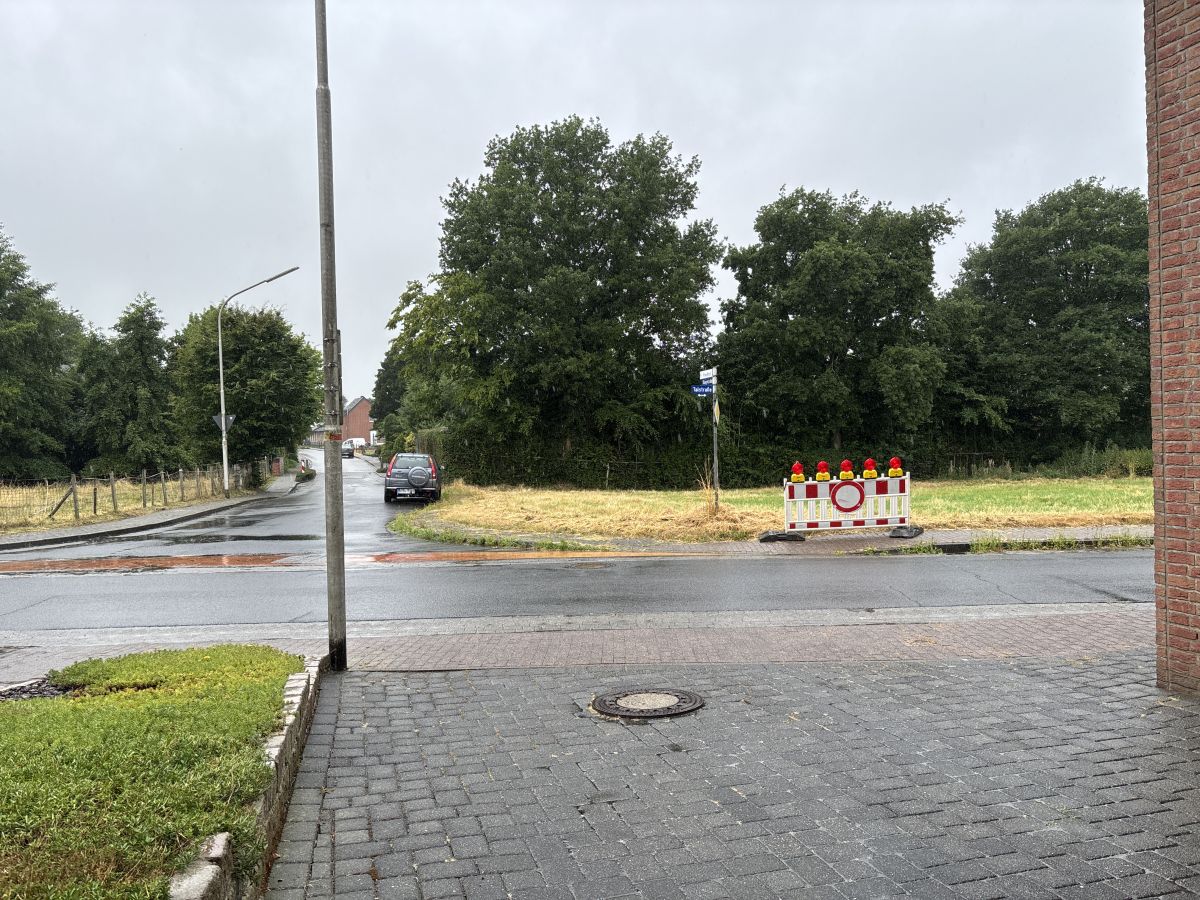 abgebaute Verkehrssperre an einer Kreuzung