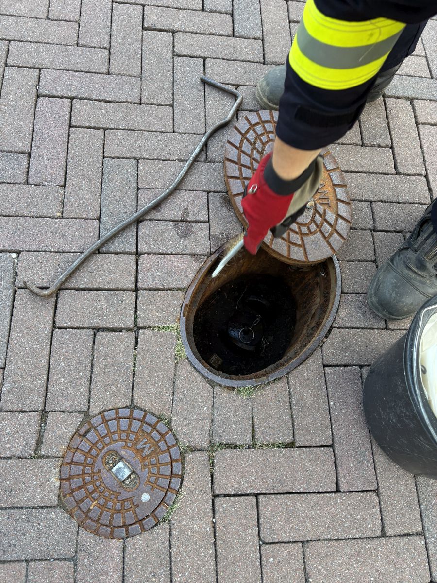 offener Hydrant, welcher gereinigt wird
