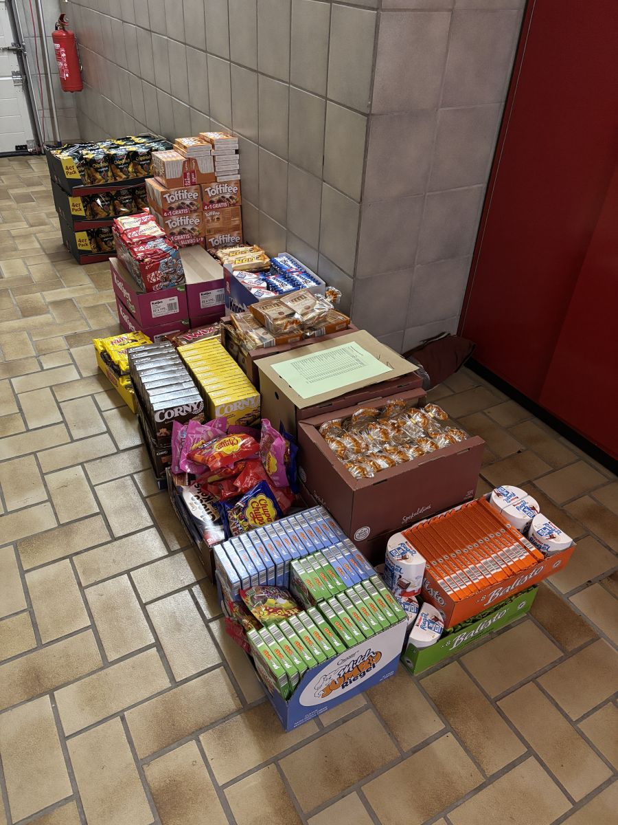 original verpackten Süßigkeiten in Kartons, welche auf dem Boden stehen