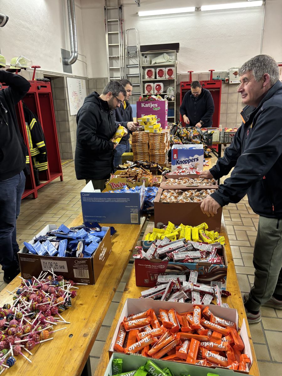 Süßigkeiten auf Bierzelttische, welche als Einzelverpackungen sortiert wurden