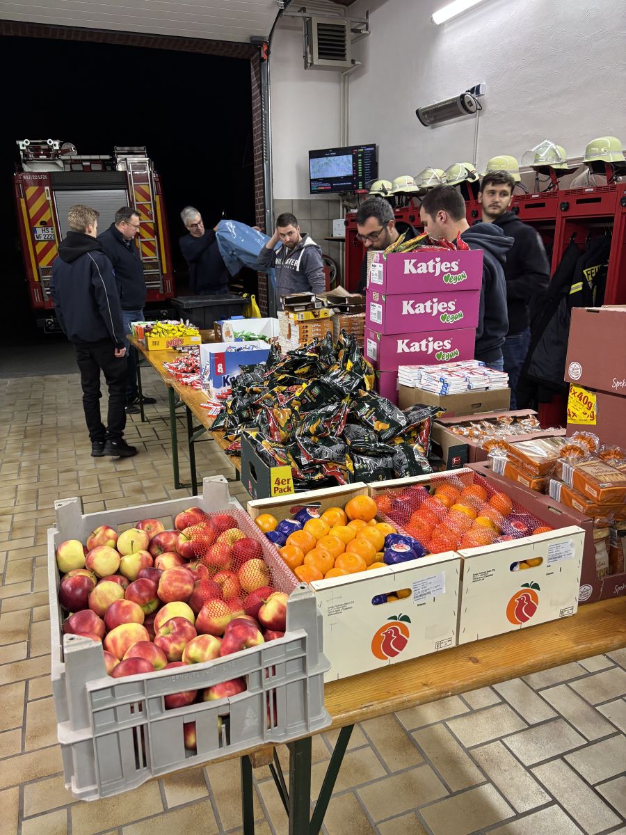 Süßigkeiten auf Bierzelttische, welche als Einzelverpackungen sortiert wurden. Im Hintergrund das LF20.