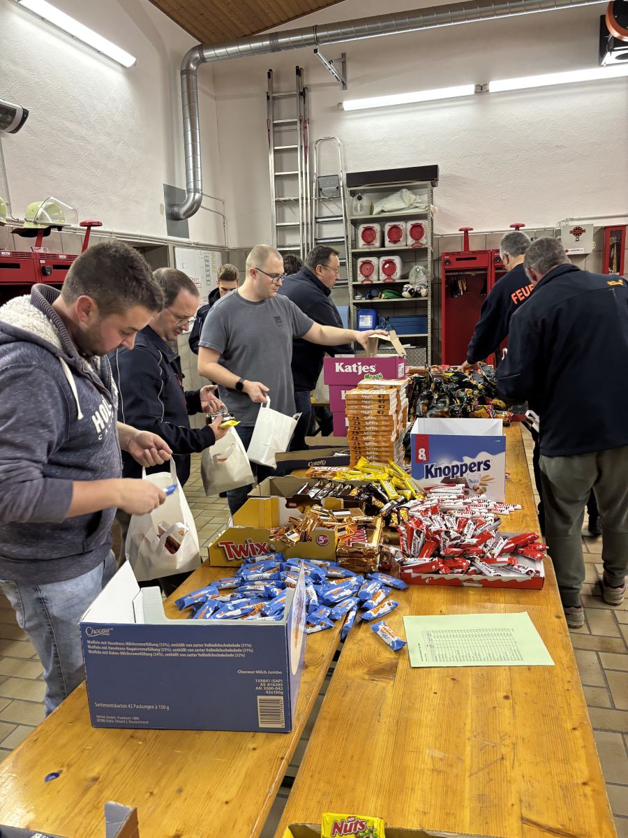Leute, welche die Süßigkeiten in Leckertüten packen.