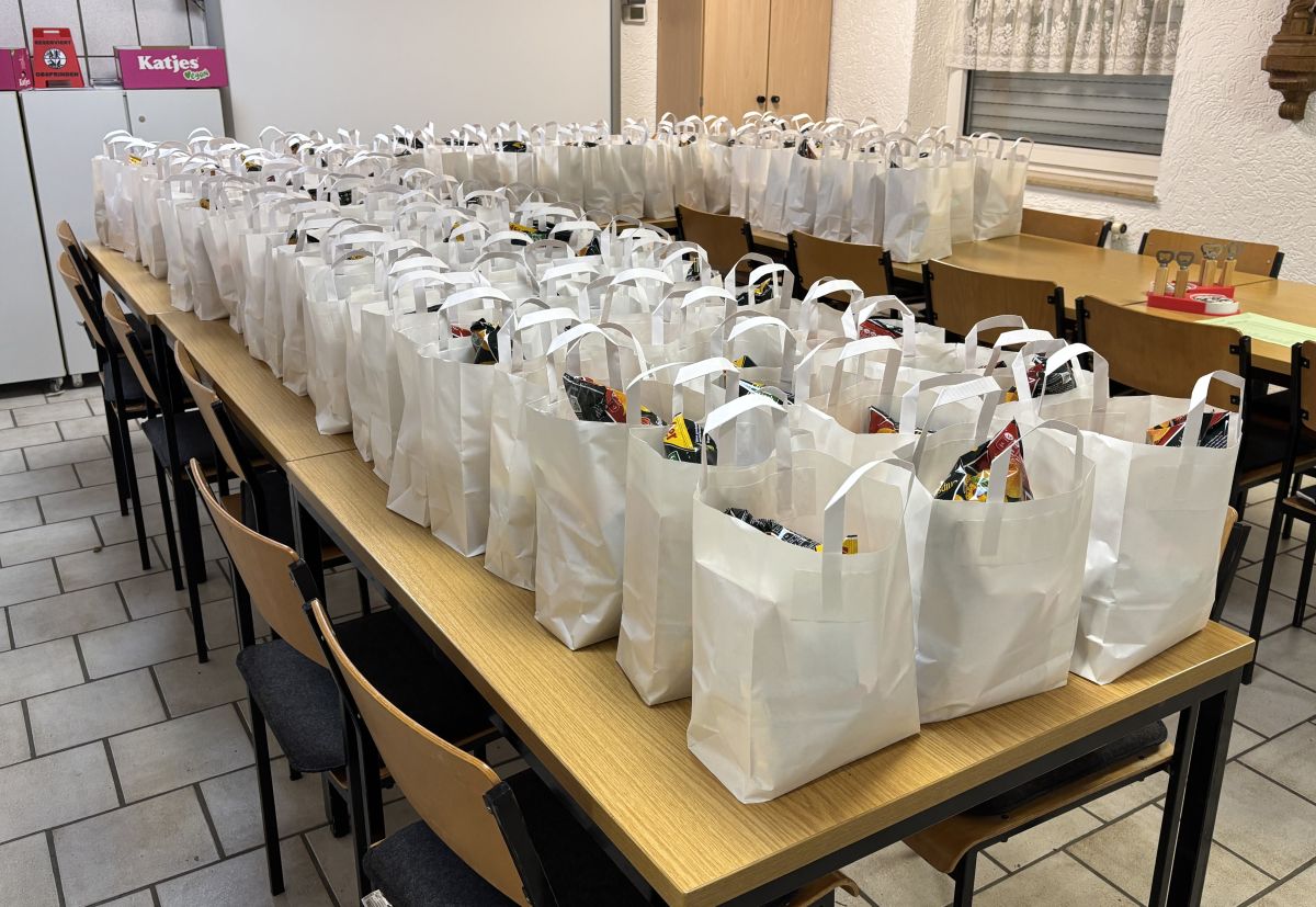 fertig gepackte Leckertüten, aufgereiht auf Tischen