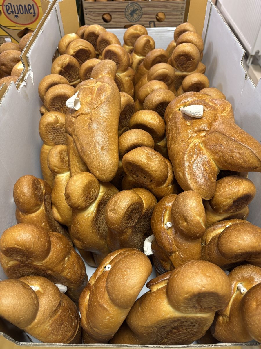 Weckmänner mit Tonpfeife, welche im Karton gelagert sind.