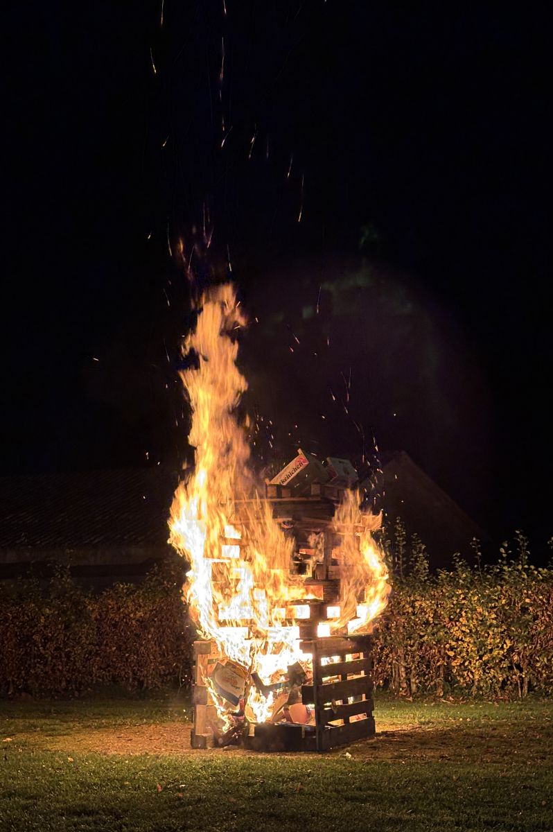 ein Palettenhaufen im Vollbrand
