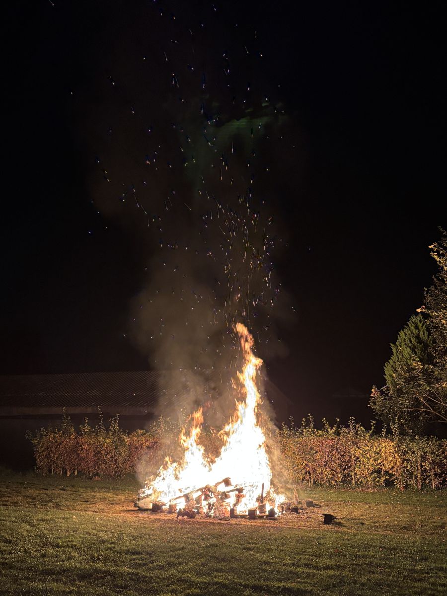 ein niedergebrannter Palettenhaufen, welcher immer noch in Brand ist