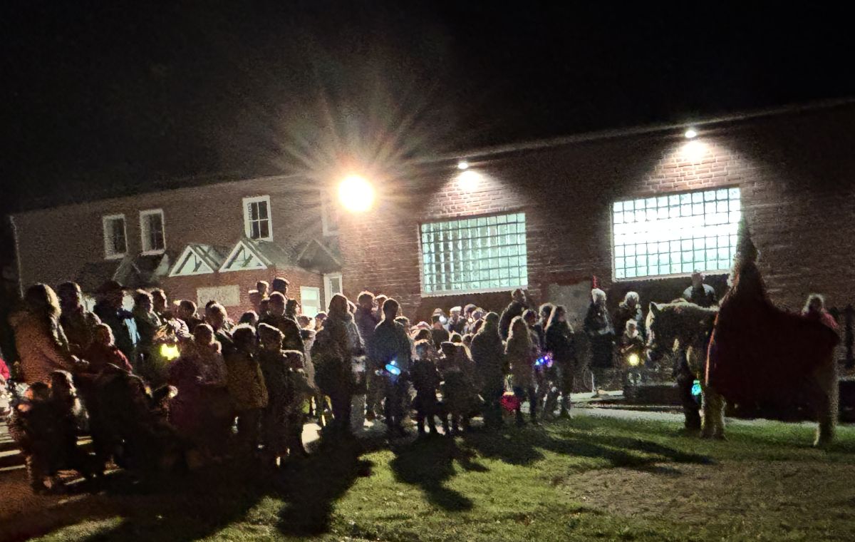St Martin auf einem Pferd und viele Kinder, welche in Richtung St MArtin schauen