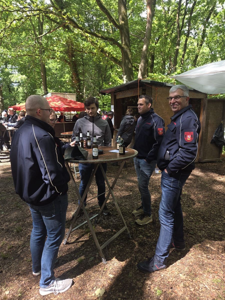 Gruppenfoto beim Waldfest in Birgelen am Rundtisch