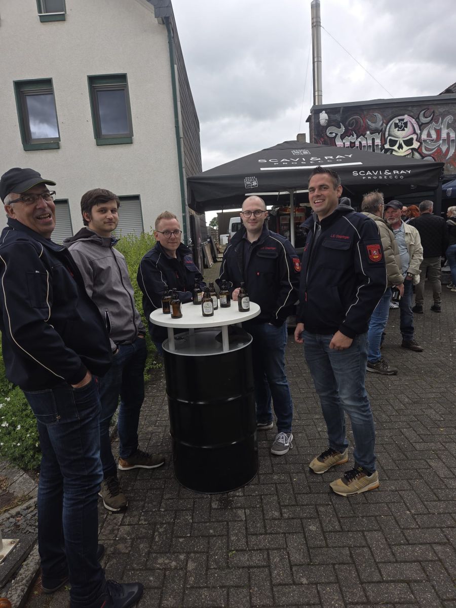 Gruppenfoto am Rundtisch vor dem Iron Chopper