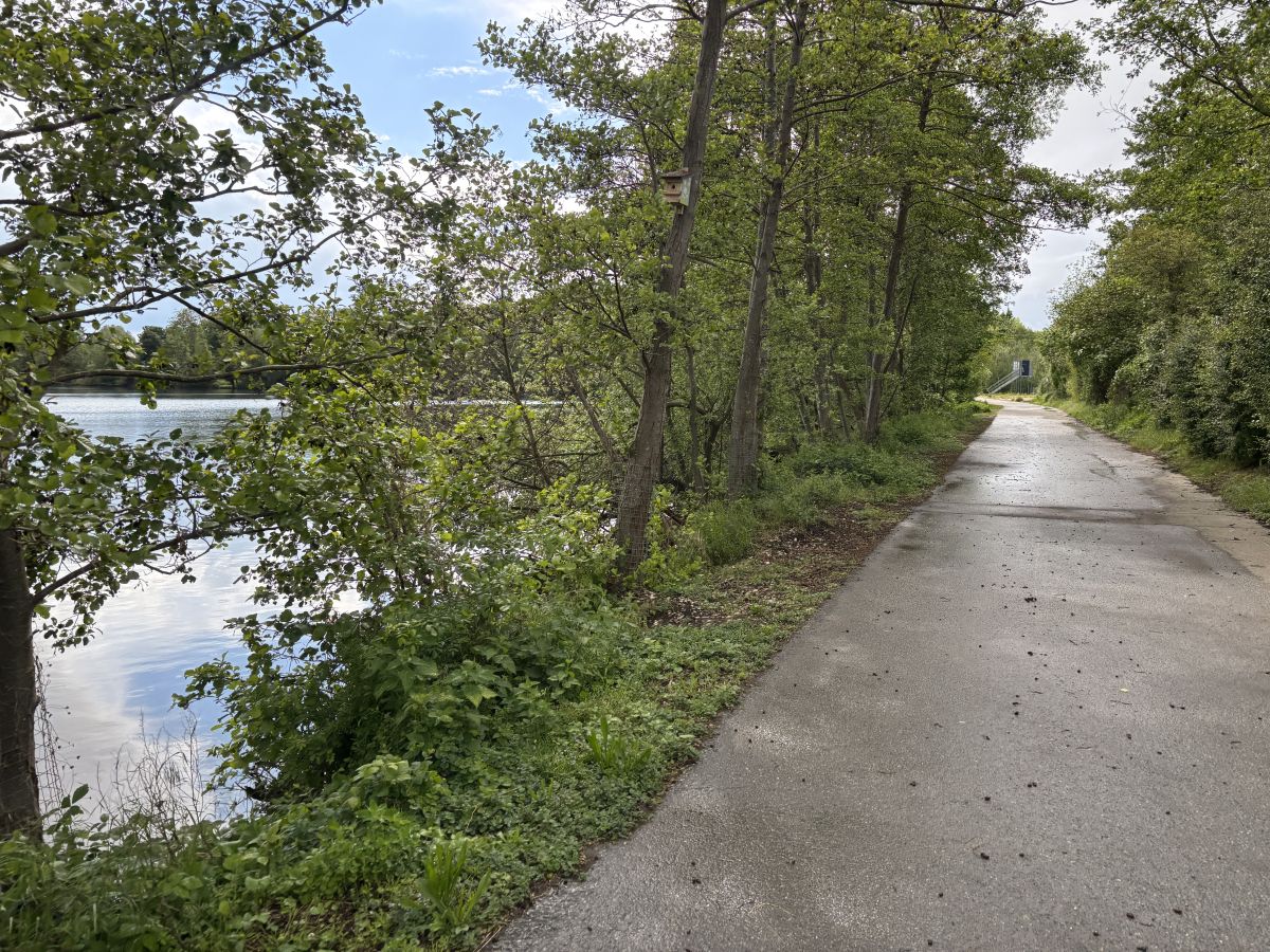links der Lago Laprello, rechts der Geh- und Radweg