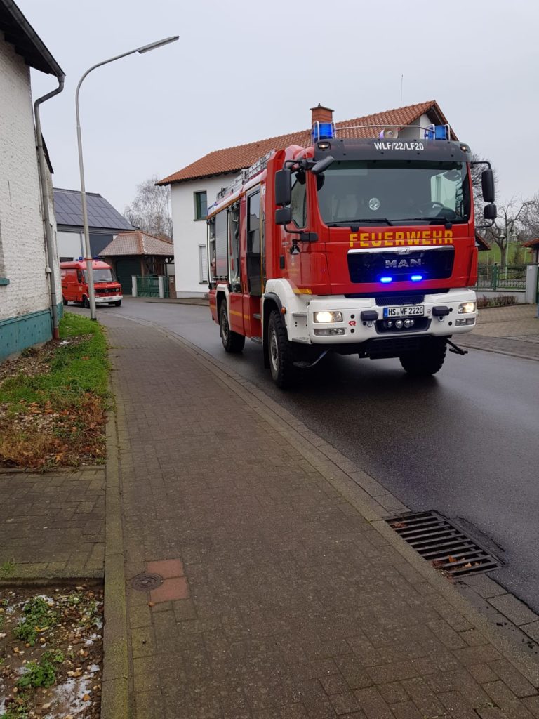 LF20 und GW-G parkend auf einer Straße