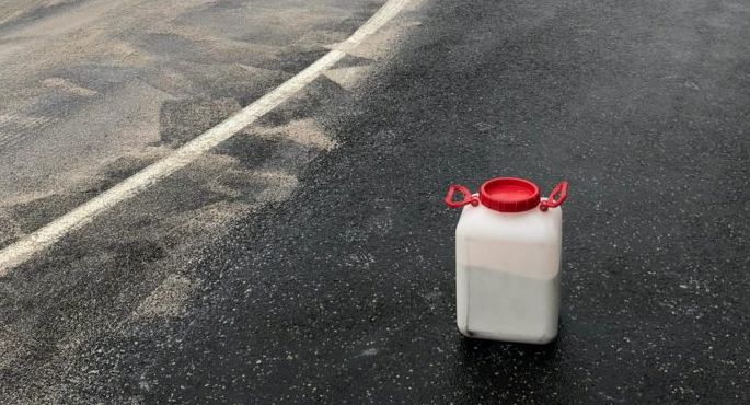 ein Bindemittelbehälter auf einer abgestreuten Straße