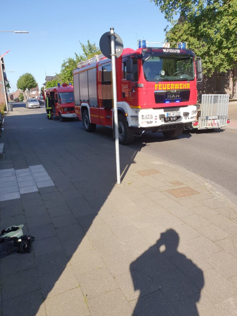 LF20 und GW-G auf einer Straße parkend