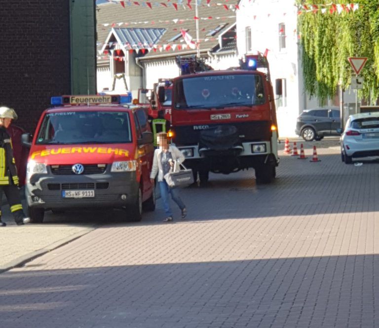 LF16TS und ELW auf einer Straße parkend
