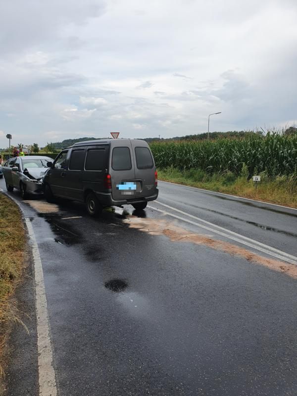 verunfallte Fahrzeuge auf der Straße