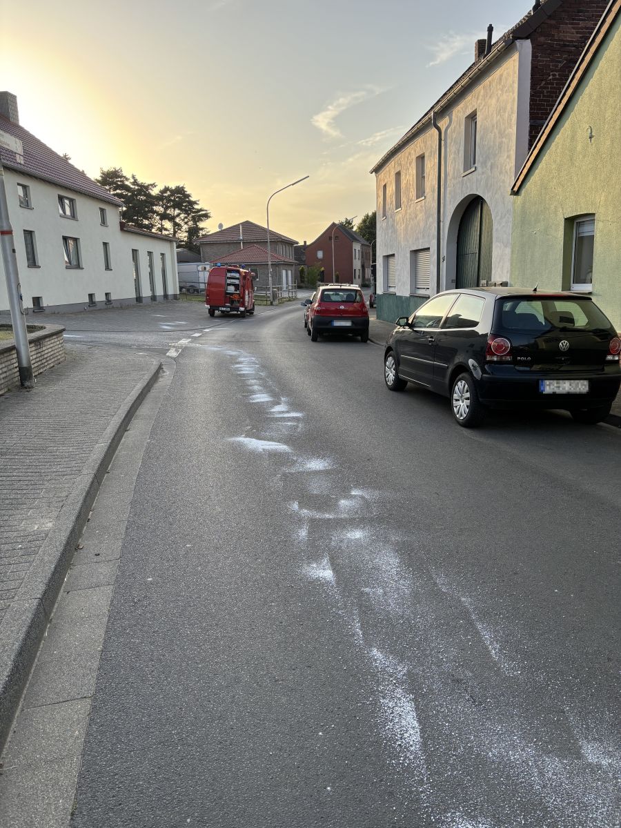 abgestreute Ölspur auf der Straße mit GW-G im Hintergrund
