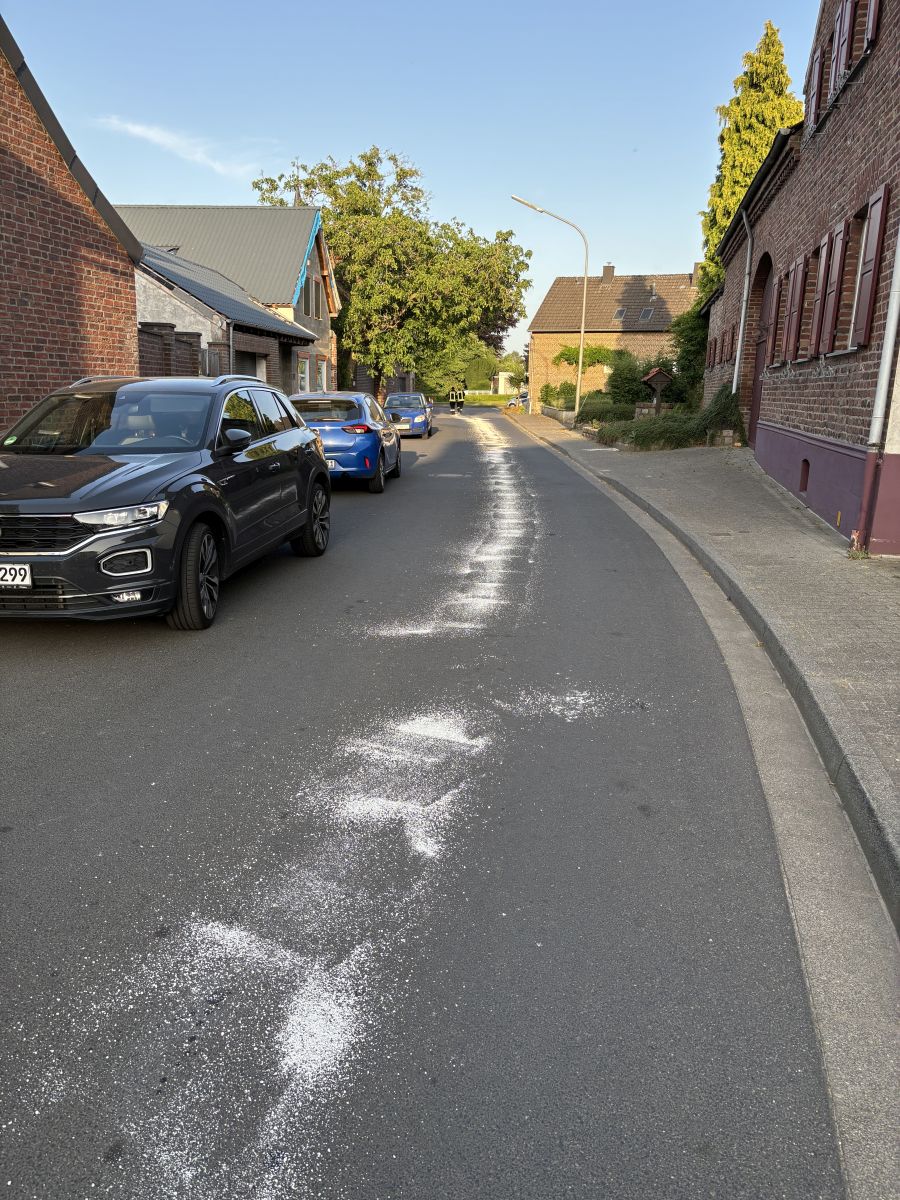 abgestreute Ölspur auf der Straße