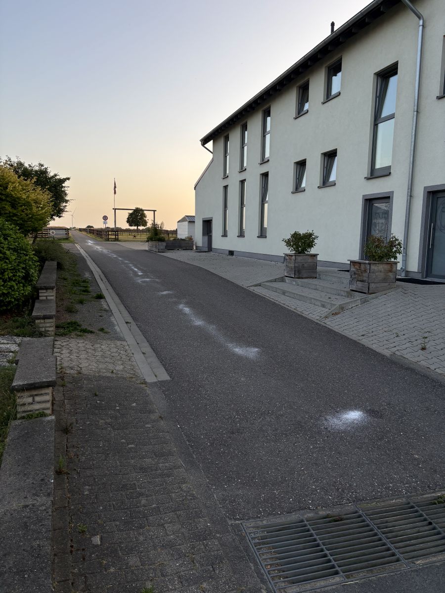 abgestreute Ölspur auf dem Feldweg