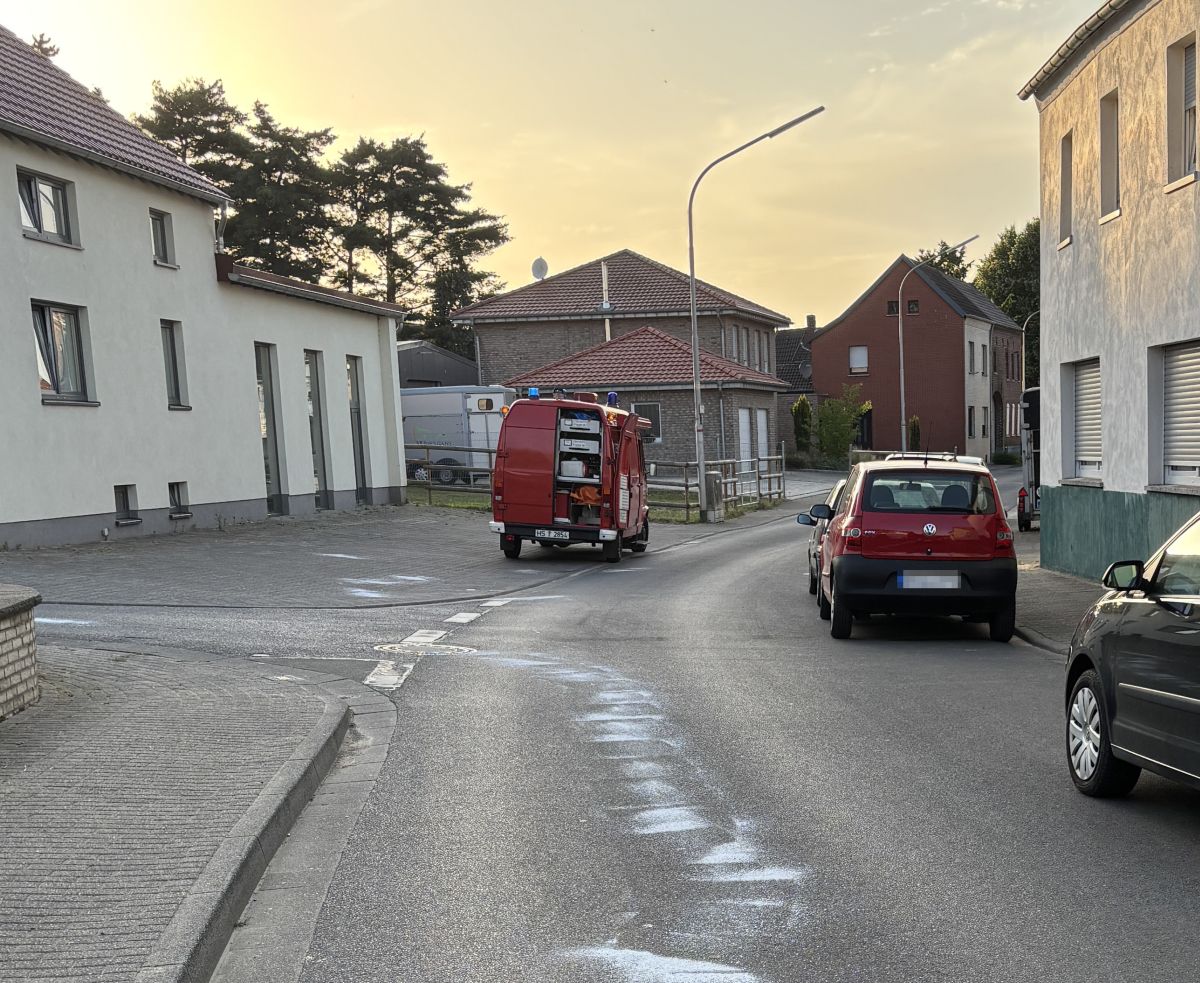 abgestreute Ölspur auf der Straße mit GW-G im Hintergrund