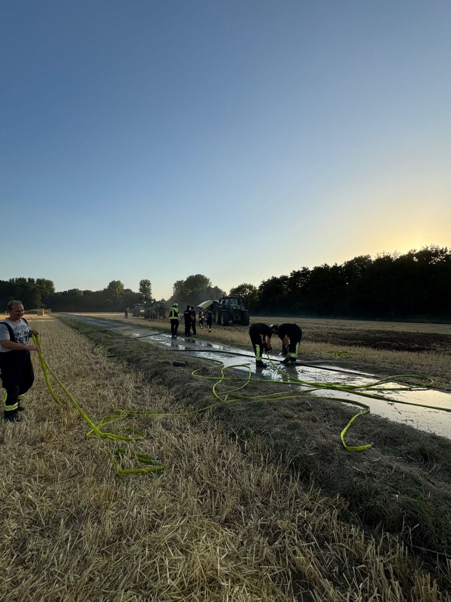Abbau der Wasserversorgung mit gelöschter Landmaschine im Hintergrund - Bild aus der Ferne
