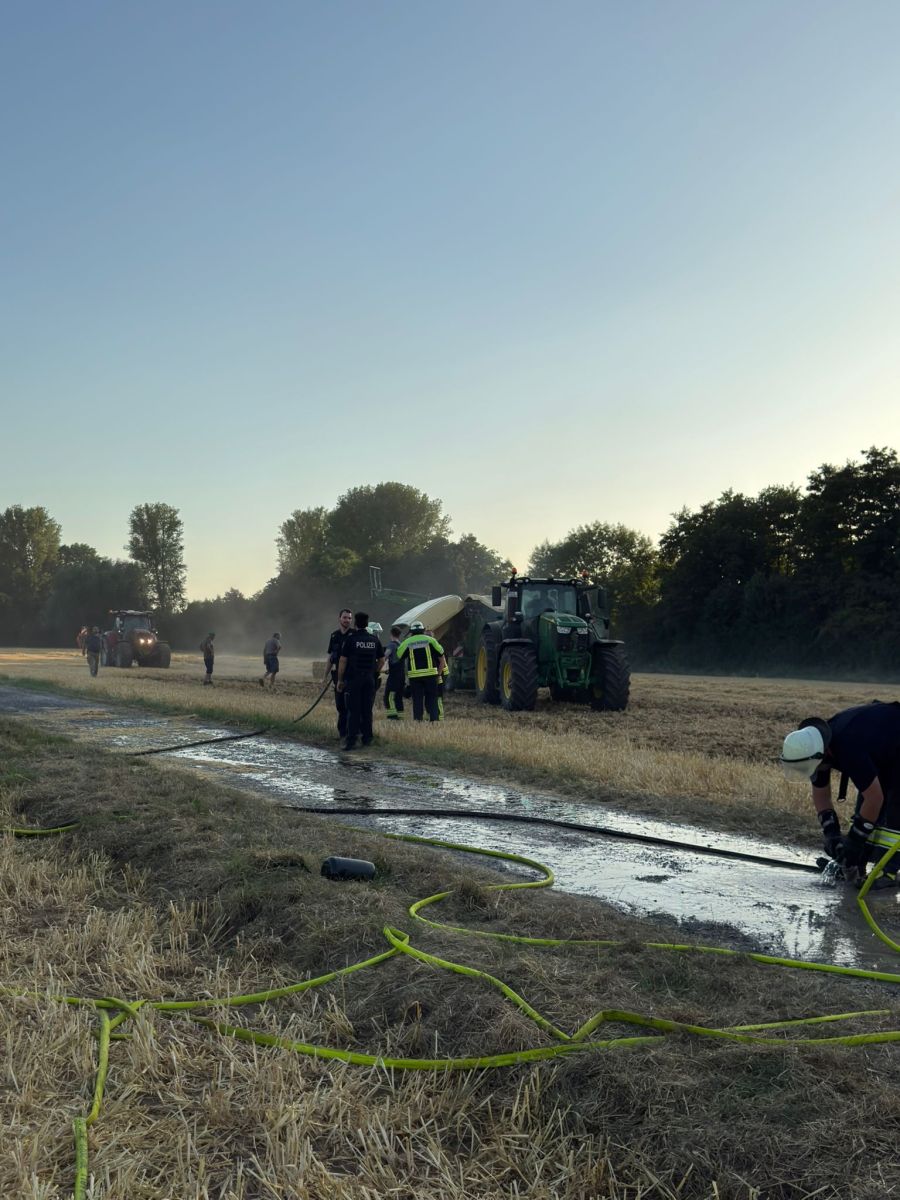 Abbau der Wasserversorgung mit gelöschter Landmaschine im Hintergrund - Bild aus der Nähe