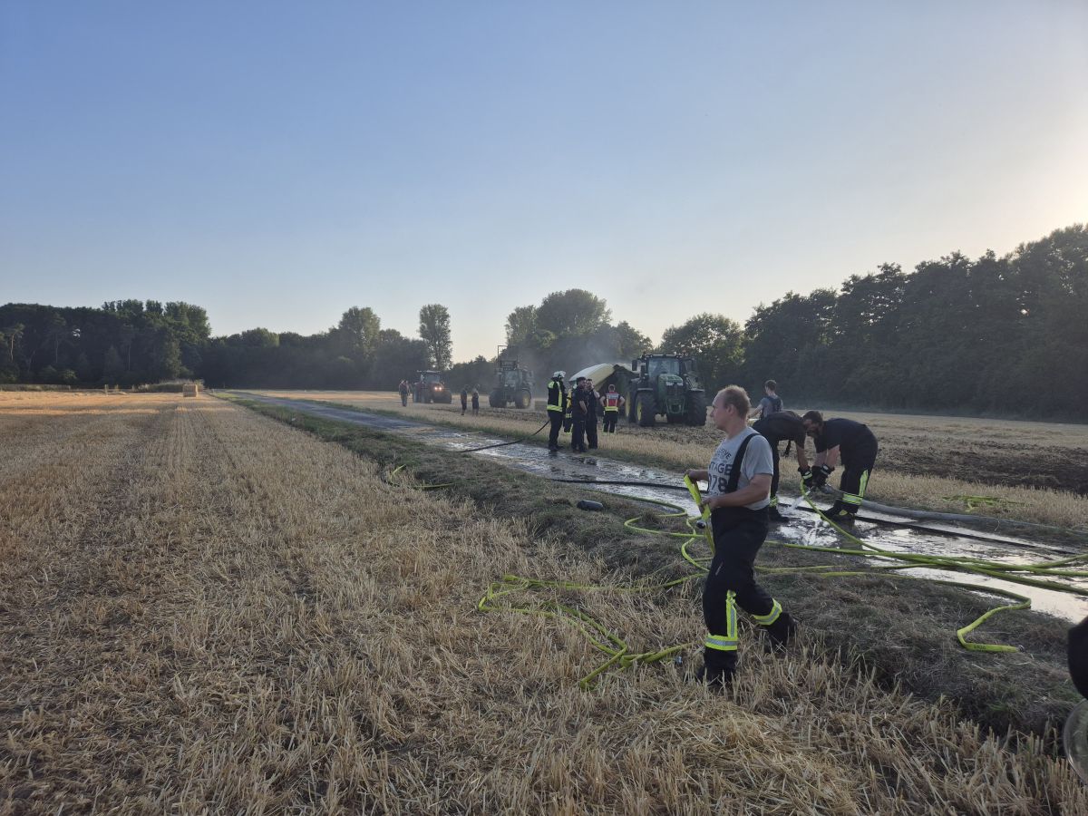 Abbau der Wasserversorgung mit gelöschter Landmaschine im Hintergrund