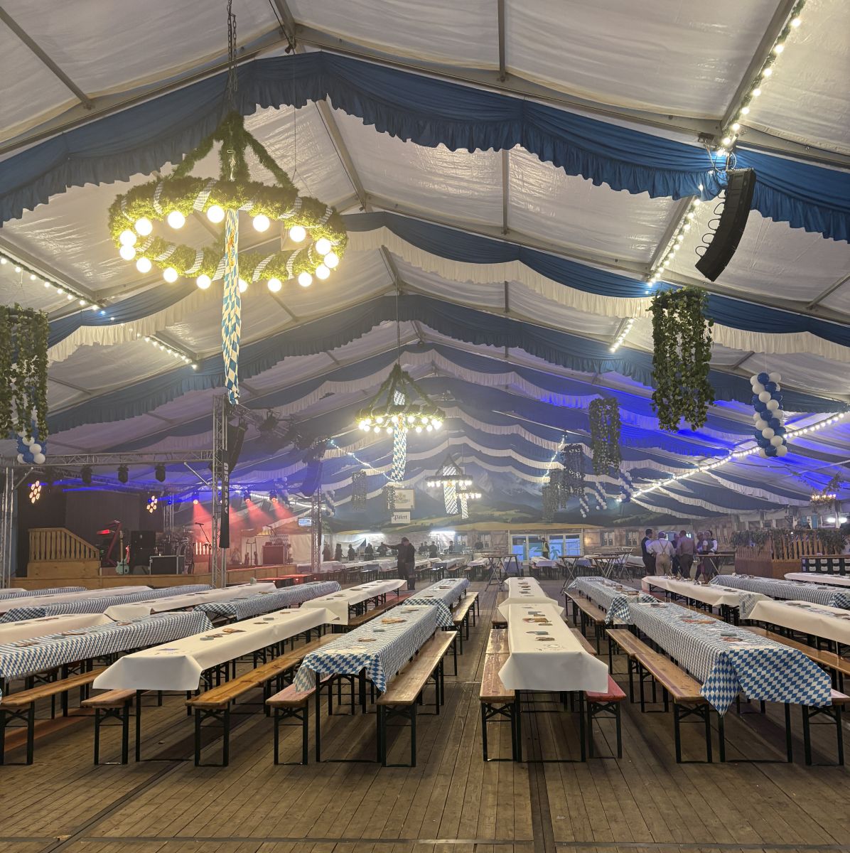 Foto vom inneren des Festzelts.