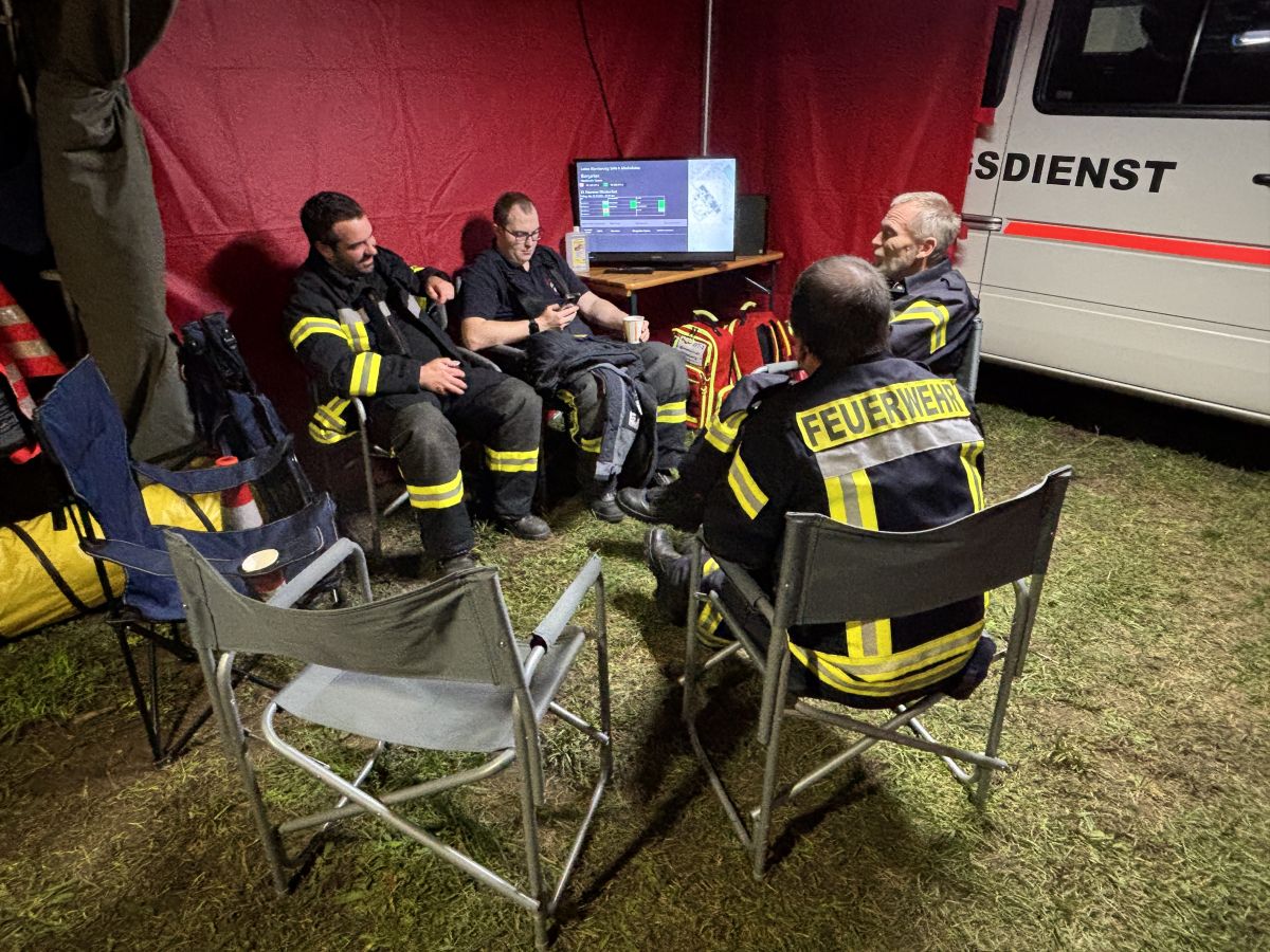 Sitzkreis der Löscheinheit im Aufenthaltszelt vom Deutschen Roten Kreuz.