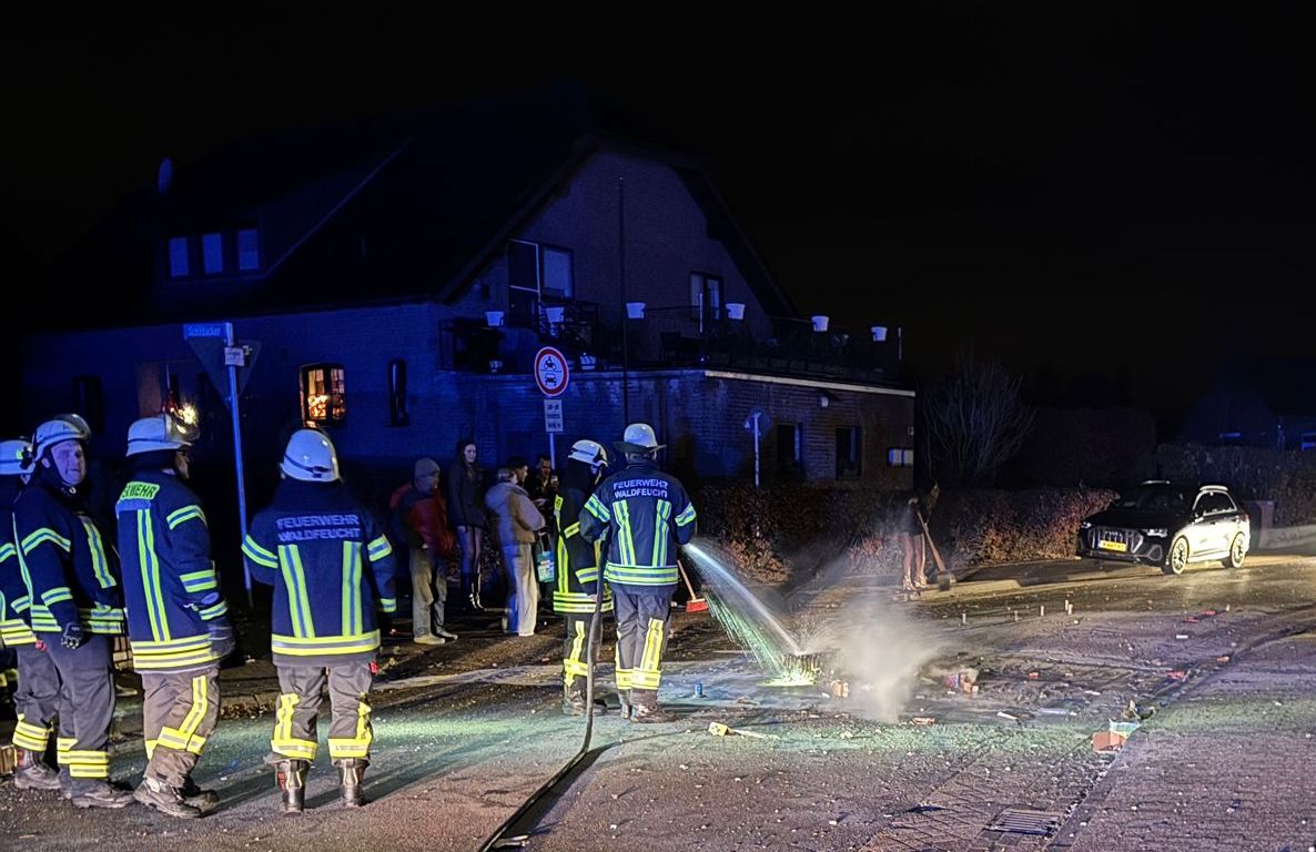 Feuerwehrleute beim Löschen der Feuerwerksbatterie