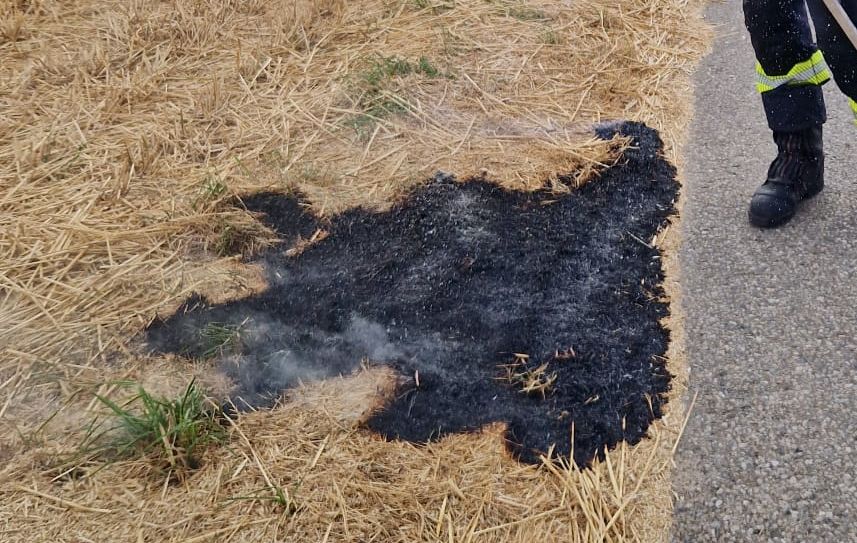 Schwelbrand auf Stoppelfeld