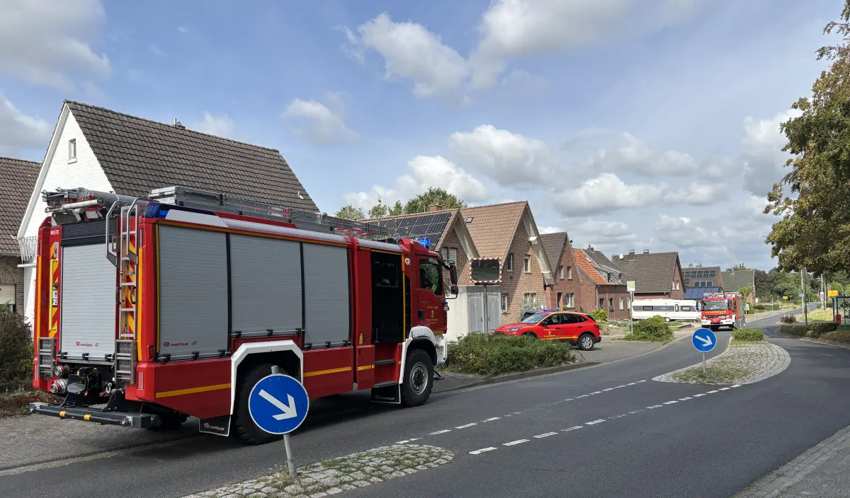 Drei Feuerwehrautos mit Blaulicht an der Einsatzstelle
