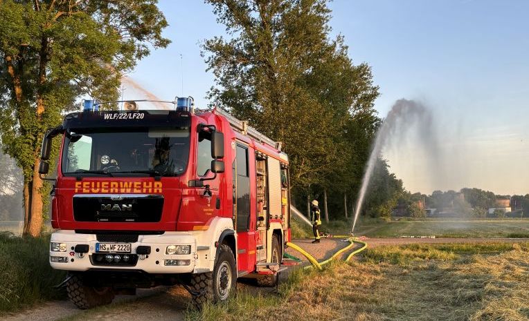 LF20 mit Wasserstrahl im Hintergrund