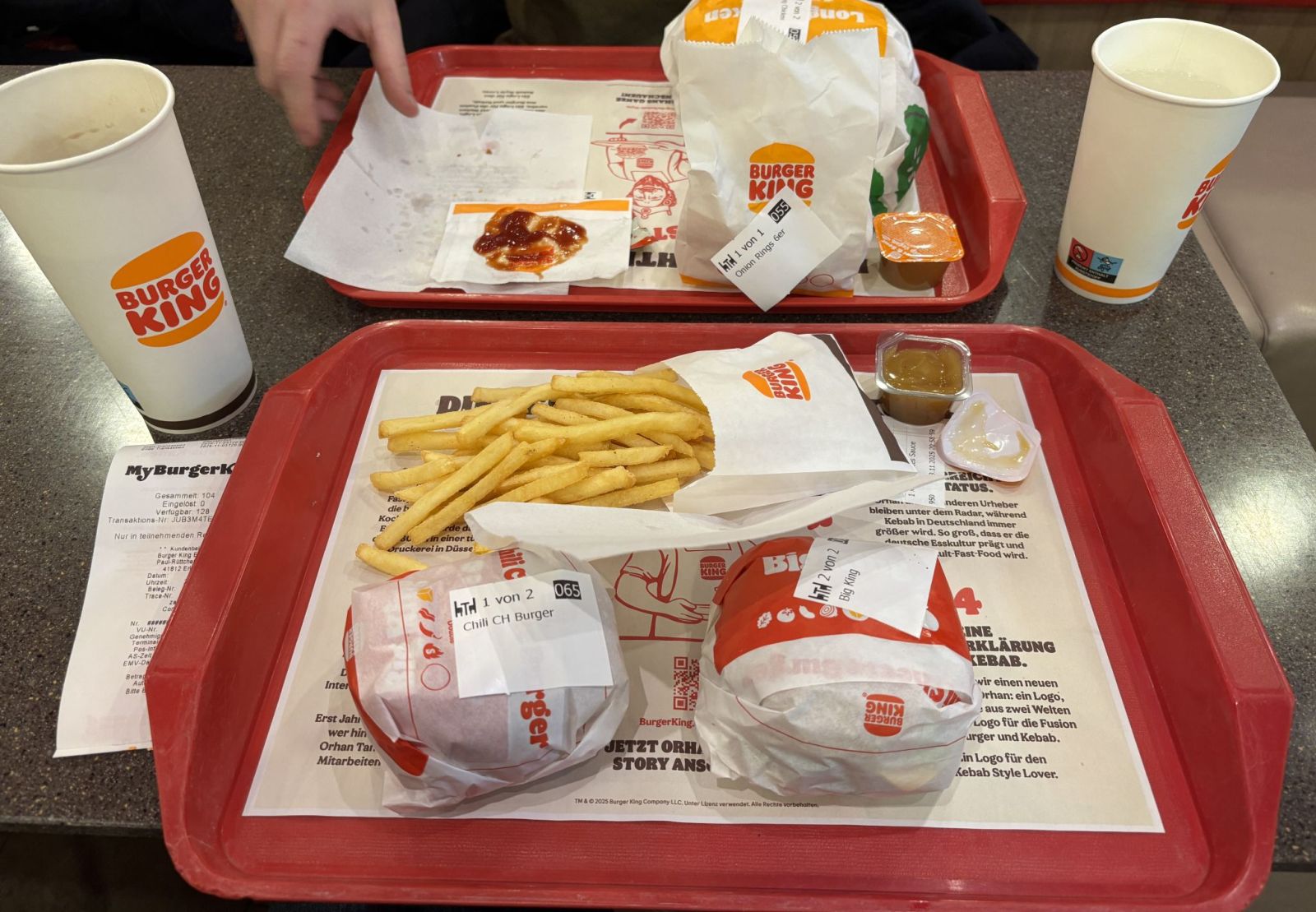 FastFood von BurgerKing auf einem roten Tablett.